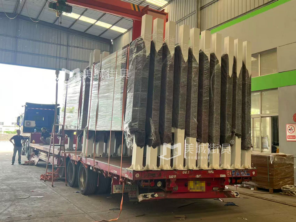 江蘇美城街具為新疆定制公交候車亭第四批發(fā)貨案例